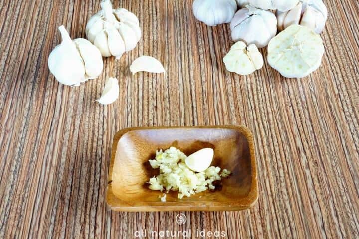 Using garlic on skin as a pimple remover